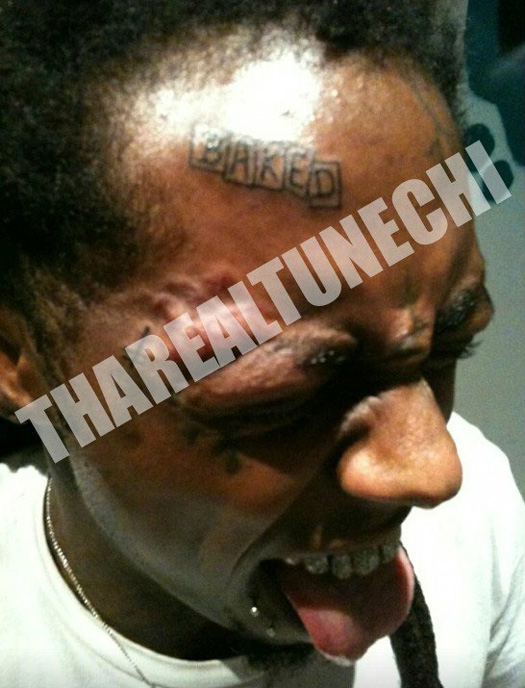 Lil Wayne Obtém Tattoo Assado na testa