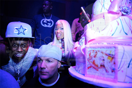 Nicki Minaj comemora lançamento do álbum com Lil Wayne e outros em LIV