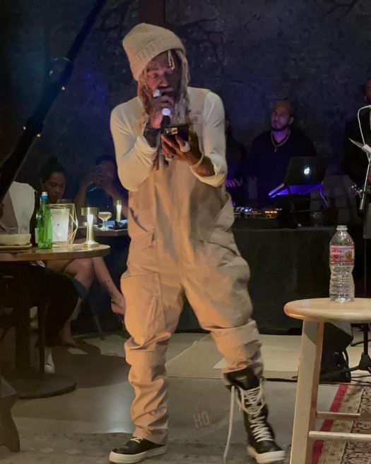 Robin Thicke & Lil Wayne Perform Tie My Hands & Shooter Live In A LA Restaurant, Wayne Reads Lyrics From His Phone